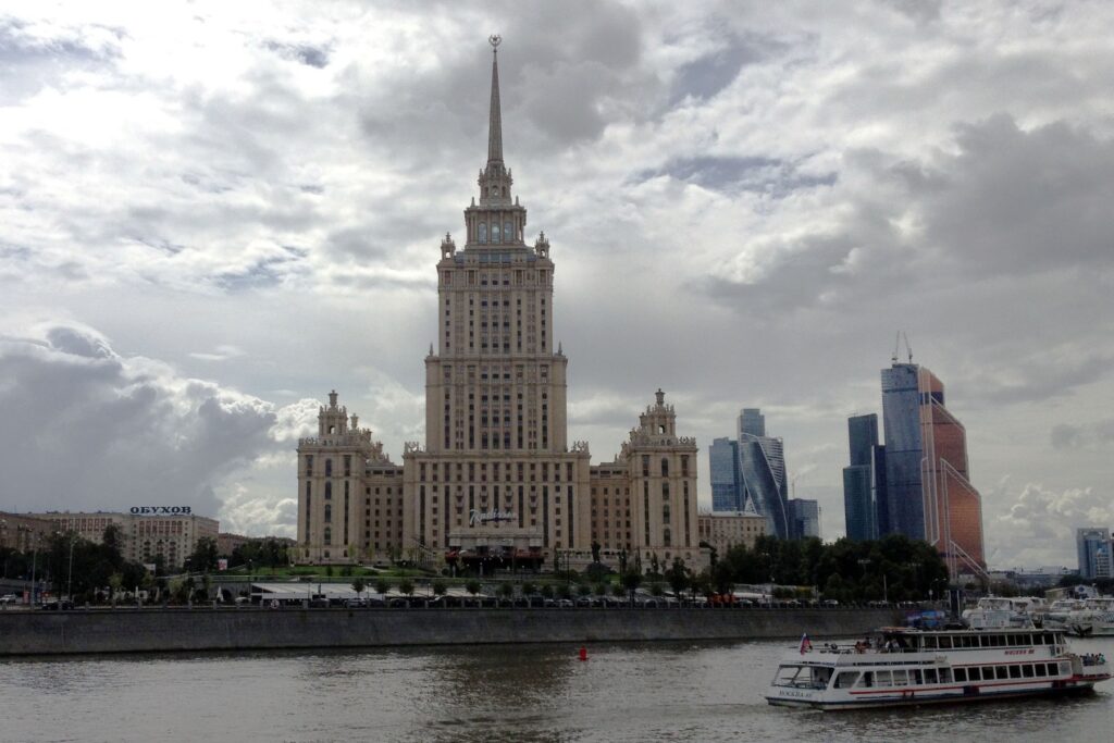Hotel Ukraina w Moskwie [Siostry Stalina]